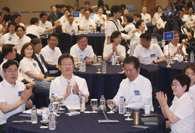 ▲22일 충남 스플라스리솜에서 열린 제22대 국회 더불어민주당 당선인 워크숍에서 이재명 대표와 박찬대 원내대표, 당선인들이 박수를 치고 있다. (연합뉴스)