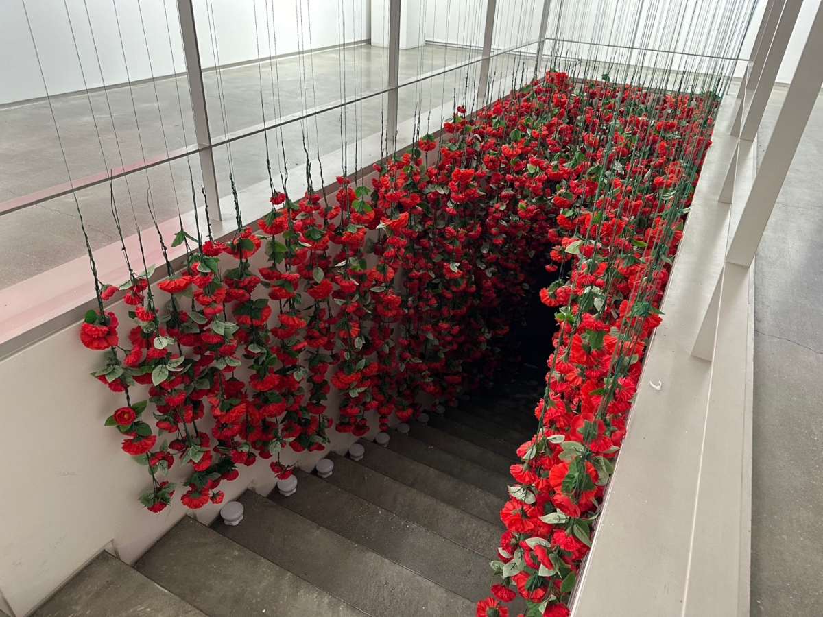 ▲언젠가 우리가 맞이할 죽음 앞에 현재의 삶이 찬란한 순간임을 경험케 할 수 있는 황란 작가의 플라워 설치 미술. (갤러리박영)