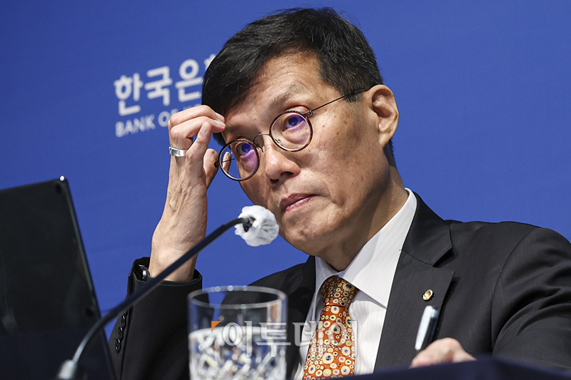 ▲이창용 한국은행 총재가 23일 서울 중구 한국은행에서 열린 통화정책방향 기자간담회에서 이마를 만지고 있다. 사진공동취재단