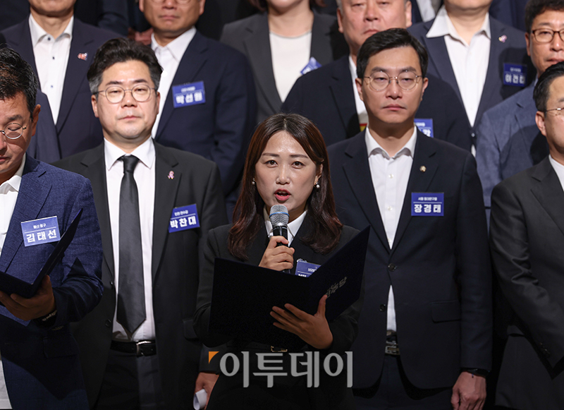 ▲제22대 국회 더불어민주당 당선인 워크숍이 열린 23일 충남 예산군 스플라스리솜에서 백승아 당선인이 결의문을 낭독하고 있다. 사진제공=더불어민주당