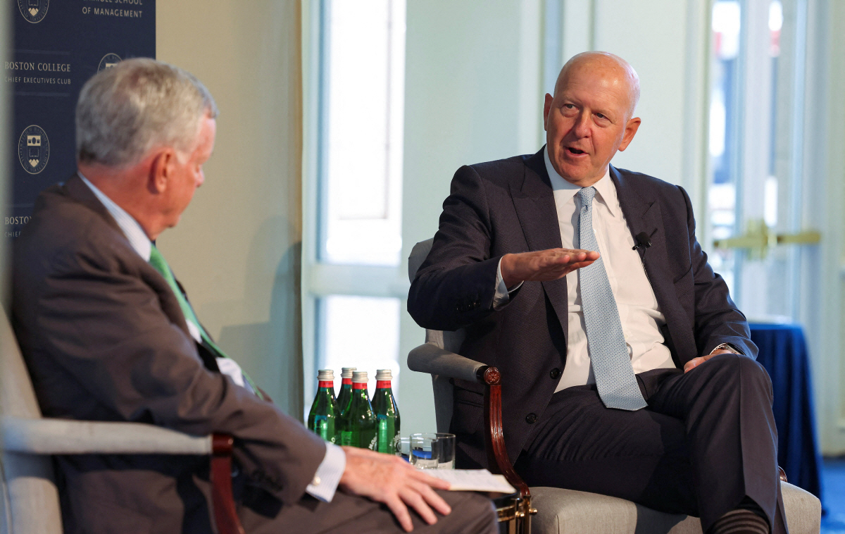 ▲데이비드 솔로몬(오른쪽) 골드만삭스 최고경영자(CEO)가 22일(현지시간) 미국 매사추세츠주 보스턴대에서 열린 행사에서 발언하고 있다. 보스턴(미국)/로이터연합뉴스