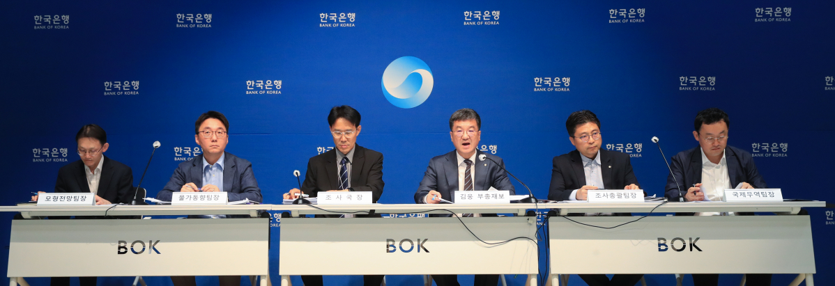 ▲23일 오후 서울 중구 한국은행에서 열린 경제전망 설명회. (왼쪽부터) 박경훈 모형전망팀장, 박창현 물가동향팀장, 이지호 조사국장, 김웅 부총재보, 김민식 조사총괄팀장, 윤용준 국제무역팀장 (한국은행)
