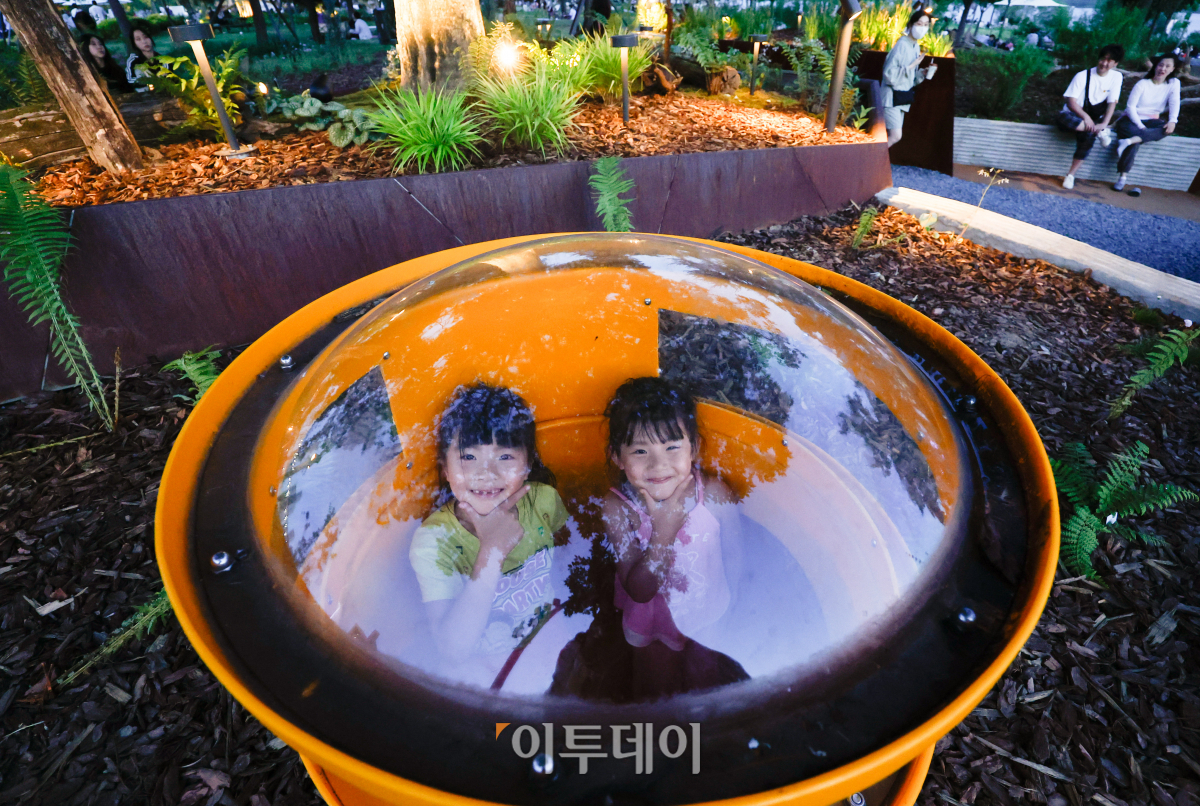 ▲23일 서울 광진구 뚝섬한강공원에서 열린 2024 서울국제정원박람회를 찾은 시민들이 즐거운 시간을 보내고 있다. 행사 닷새 만에 100만 명이 넘는 관람객이 찾은 정원박람회는 10월 8일까지 계절에 맞는 꽃들로 변화하며 진행한다. 조현호 기자 hyunho@