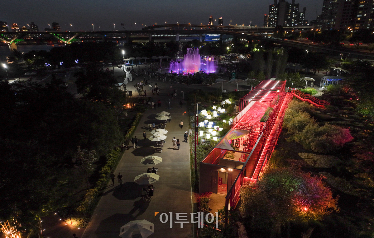 ▲23일 서울 광진구 뚝섬한강공원에서 열린 2024 서울국제정원박람회를 찾은 시민들이 즐거운 시간을 보내고 있다. 행사 닷새 만에 100만 명이 넘는 관람객이 찾은 정원박람회는 10월 8일까지 계절에 맞는 꽃들로 변화하며 진행한다. 조현호 기자 hyunho@