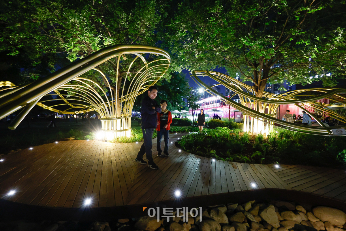 ▲23일 서울 광진구 뚝섬한강공원에서 열린 2024 서울국제정원박람회를 찾은 시민들이 즐거운 시간을 보내고 있다. 행사 닷새 만에 100만 명이 넘는 관람객이 찾은 정원박람회는 10월 8일까지 계절에 맞는 꽃들로 변화하며 진행한다. 조현호 기자 hyunho@