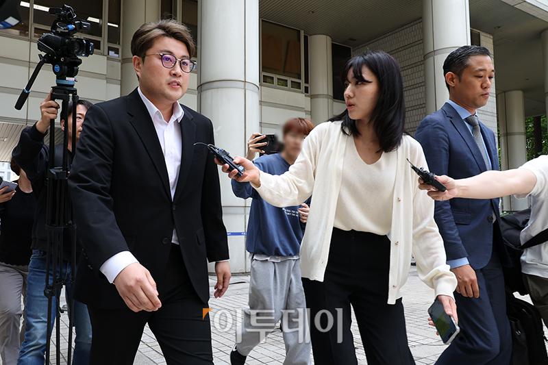 ▲서울 강남에서 음주 운전을 하다 사고를 낸 뒤 달아난 가수 김호중 씨가 24일 서울 중앙지법에 영장실질 심사를 위해 출석하고 있다. (고이란 기자 photoeran@)