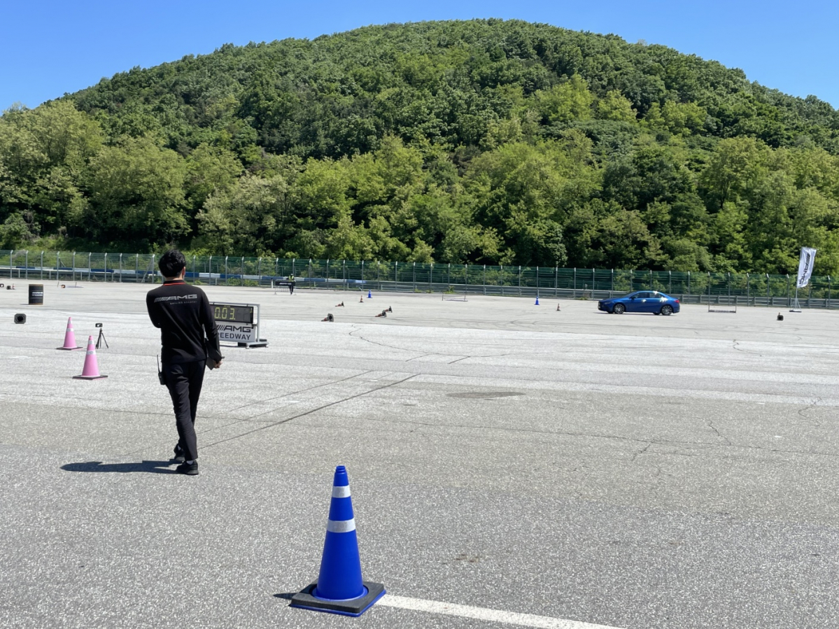 ▲'AMG 익스피리언스 센터' 강자가 짐카나 코스 주행을 지시하는 모습. (이민재 기자 2mj@)