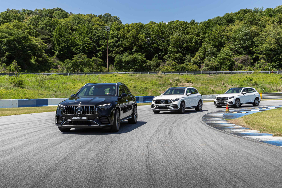 ▲AMG GLC 43이 코너를 돌아나오는 모습. 고속 코너링에서도 안정감이 일품이다. (사진제공=메르세데스-벤츠 코리아)