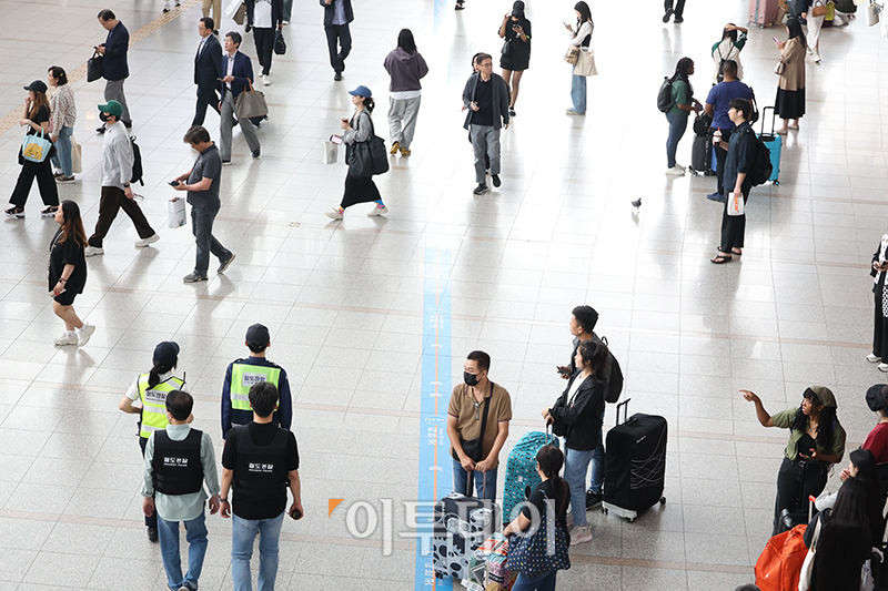 ▲24일 서울역에서 철도경찰들이 순찰을 하고 있다. 이날 경찰은 '서울역에서 칼부림 하겠다'는 한 온라인 커뮤니티에 올라온 게시글과 관련해 작성자를 추적 중이며 서울역에 정복·사복 경찰관들을 대거 투입하는 등 경계를 강화했다. 고이란 기자 photoeran@