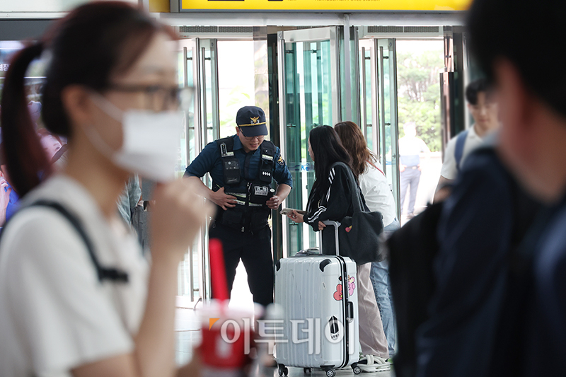 ▲24일 서울역에서 경찰이 순찰을 하고 있다. 이날 경찰은 '서울역에서 칼부림 하겠다'는 한 온라인 커뮤니티에 올라온 게시글과 관련해 작성자를 추적 중이며 서울역에 정복·사복 경찰관들을 대거 투입하는 등 경계를 강화했다. 고이란 기자 photoeran@