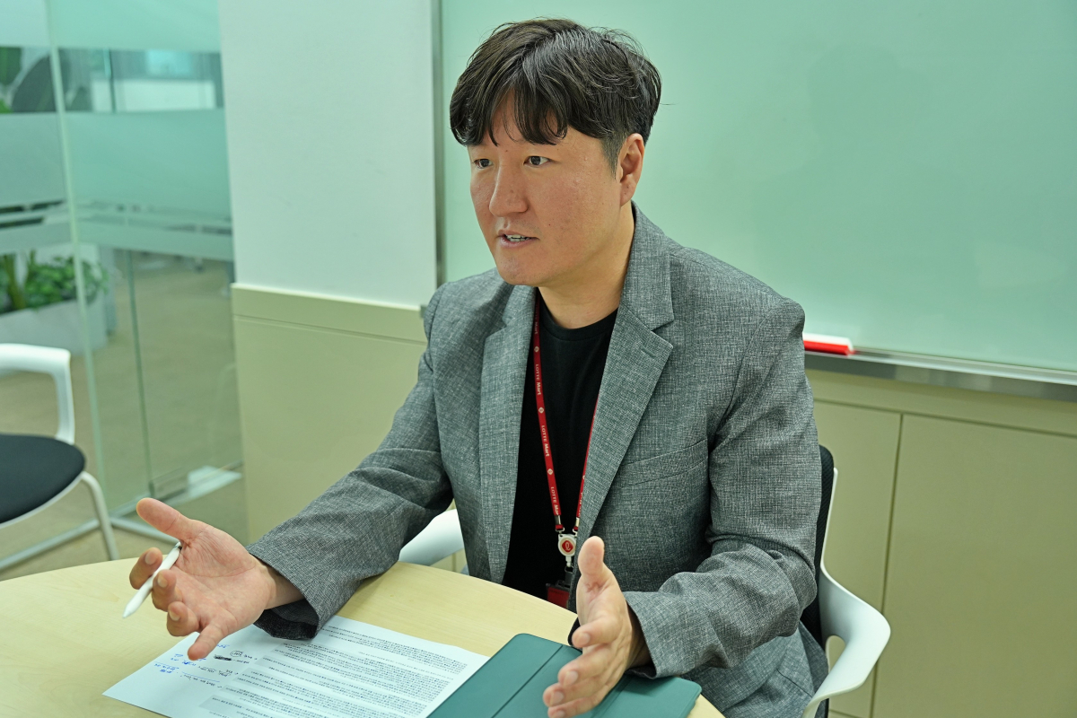 ▲김웅 롯데마트·슈퍼 주류팀장이 28일 서울 송파구 롯데마트 본사에서 프랑스 3대 기사 작위 중 하나인 ‘꼬망드리(Commanderie)’를 받은 소감과 와인 사업 계획에 대해 말하고 있다. (사진제공=롯데마트·슈퍼)