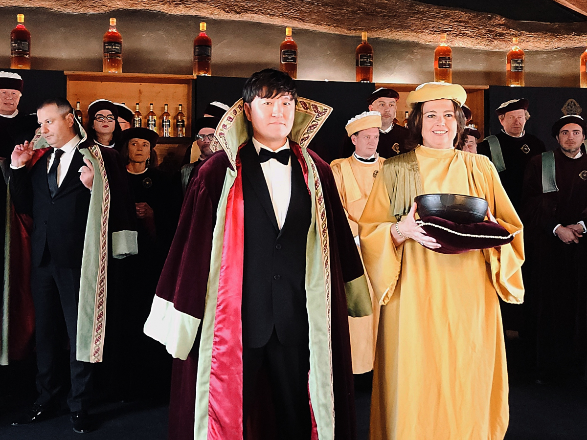 ▲프랑스 보르도 와이너리 '샤또 기로'에서 '꼬망드리' 기사 작위를 받은 김웅 롯데마트·슈퍼 주류팀장 (사진제공=롯데마트·슈퍼 )