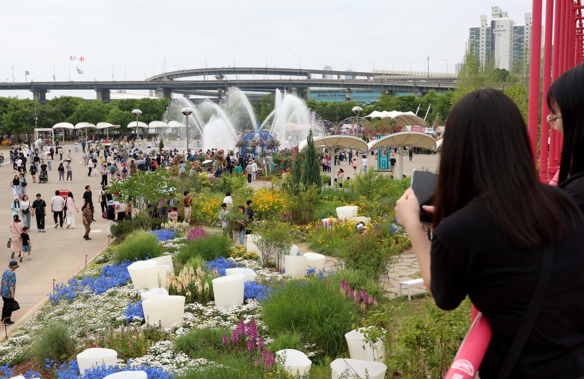 ▲25일 서울 광진구 뚝섬한강공원 일대에서 열린 ‘2024 서울국제정원박람회’를 찾은 시민들이 싱그러운 계절의 정취를 만끽하고 있다. 신태현 기자 holjjak@