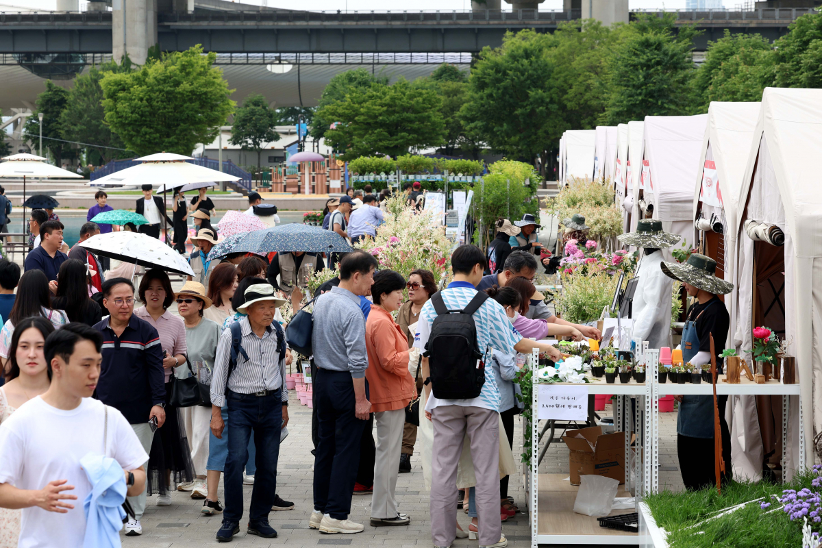 ▲25일 서울 광진구 뚝섬한강공원 일대에서 열린 ‘2024 서울국제정원박람회’를 찾은 시민들이 싱그러운 계절의 정취를 만끽하고 있다. 신태현 기자 holjjak@