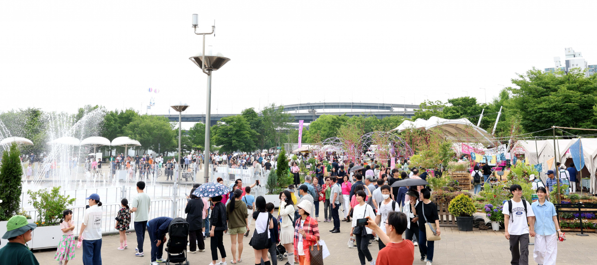 ▲25일 서울 광진구 뚝섬한강공원 일대에서 열린 ‘2024 서울국제정원박람회’를 찾은 시민들이 싱그러운 계절의 정취를 만끽하고 있다. 신태현 기자 holjjak@