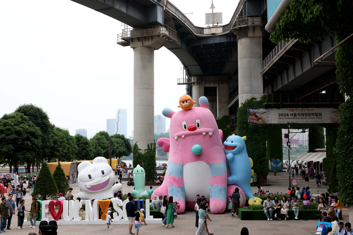 ▲25일 서울 광진구 뚝섬한강공원 일대에서 열린 ‘2024 서울국제정원박람회’를 찾은 시민들이 싱그러운 계절의 정취를 만끽하고 있다. 신태현 기자 holjjak@