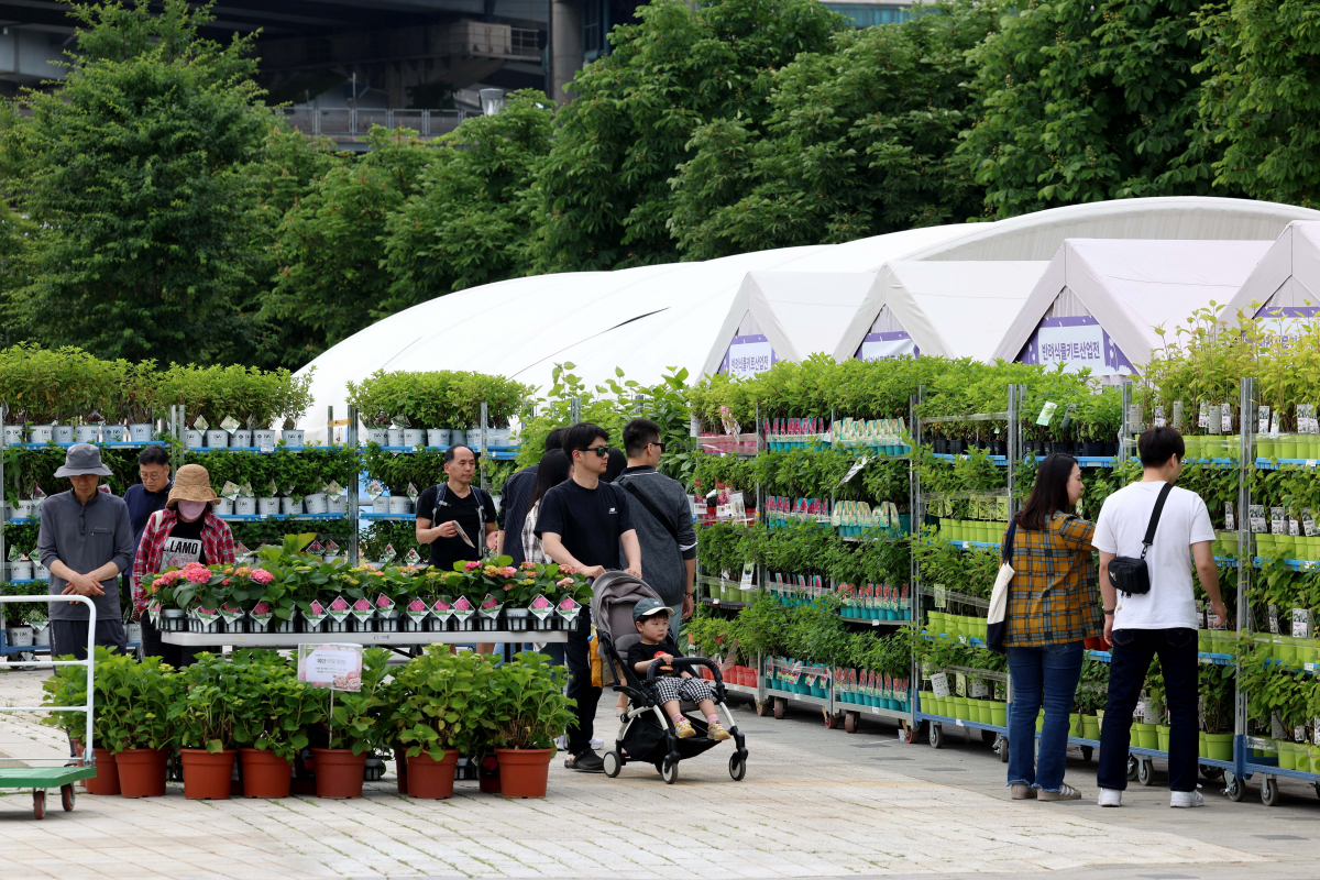 ▲25일 서울 광진구 뚝섬한강공원 일대에서 열린 ‘2024 서울국제정원박람회’를 찾은 시민들이 싱그러운 계절의 정취를 만끽하고 있다. 신태현 기자 holjjak@