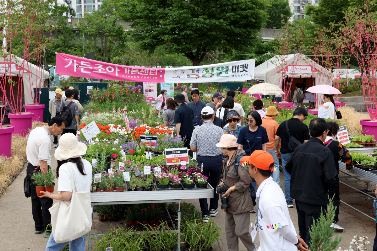 ▲25일 서울 광진구 뚝섬한강공원 일대에서 열린 ‘2024 서울국제정원박람회’를 찾은 시민들이 싱그러운 계절의 정취를 만끽하고 있다. 신태현 기자 holjjak@