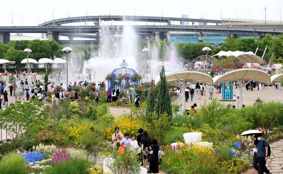 ▲25일 서울 광진구 뚝섬한강공원 일대에서 열린 ‘2024 서울국제정원박람회’를 찾은 시민들이 싱그러운 계절의 정취를 만끽하고 있다. 신태현 기자 holjjak@