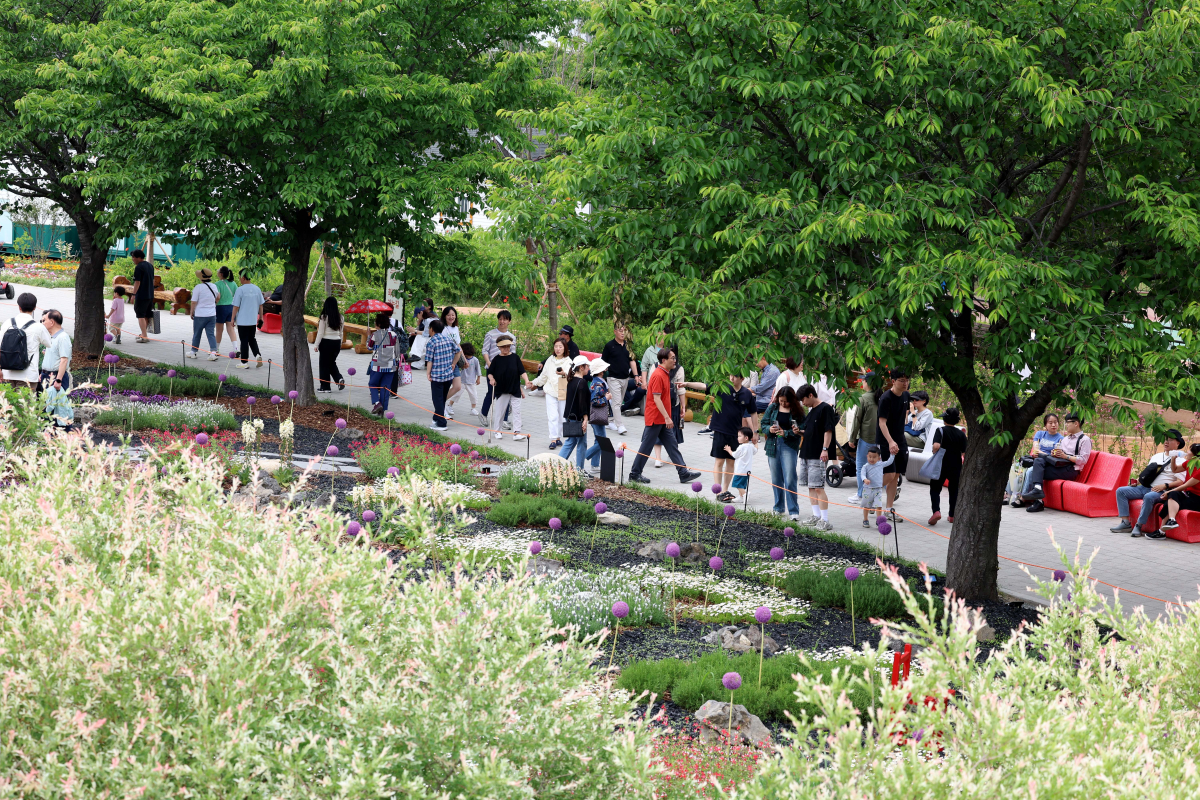 ▲25일 서울 광진구 뚝섬한강공원 일대에서 열린 ‘2024 서울국제정원박람회’를 찾은 시민들이 싱그러운 계절의 정취를 만끽하고 있다. 신태현 기자 holjjak@