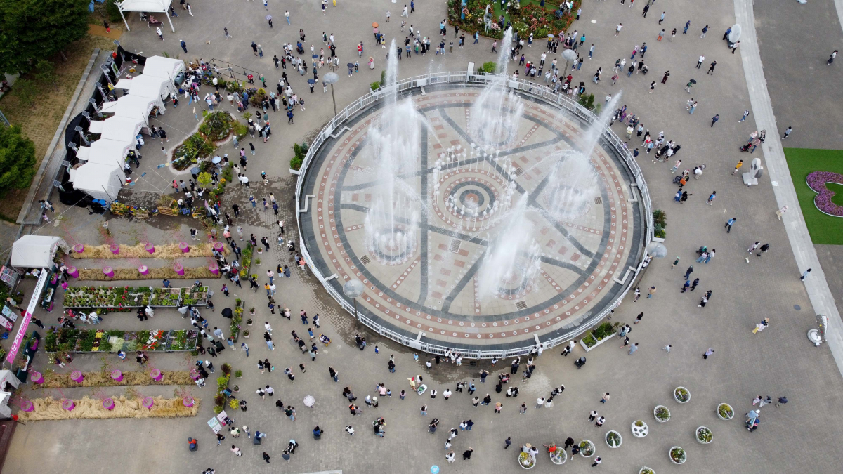 ▲25일 서울 광진구 뚝섬한강공원 일대에서 열린 ‘2024 서울국제정원박람회’를 찾은 시민들이 싱그러운 계절의 정취를 만끽하고 있다. 신태현 기자 holjjak@