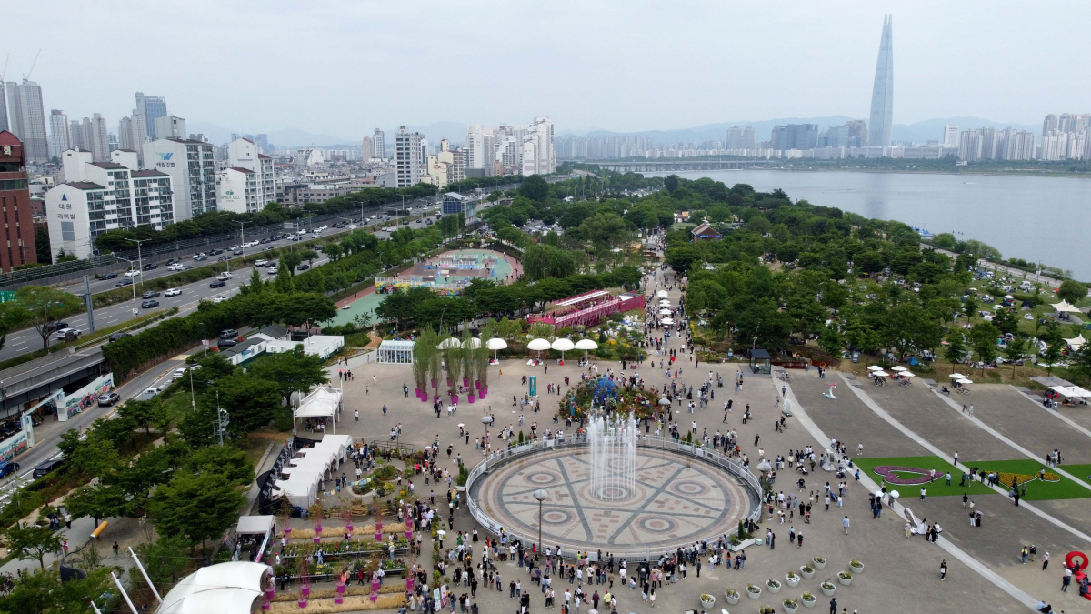 ▲25일 서울 광진구 뚝섬한강공원 일대에서 열린 ‘2024 서울국제정원박람회’를 찾은 시민들이 싱그러운 계절의 정취를 만끽하고 있다. 신태현 기자 holjjak@