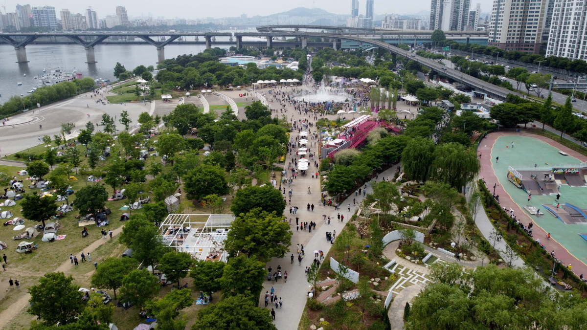 ▲25일 서울 광진구 뚝섬한강공원 일대에서 열린 ‘2024 서울국제정원박람회’를 찾은 시민들이 싱그러운 계절의 정취를 만끽하고 있다. 신태현 기자 holjjak@