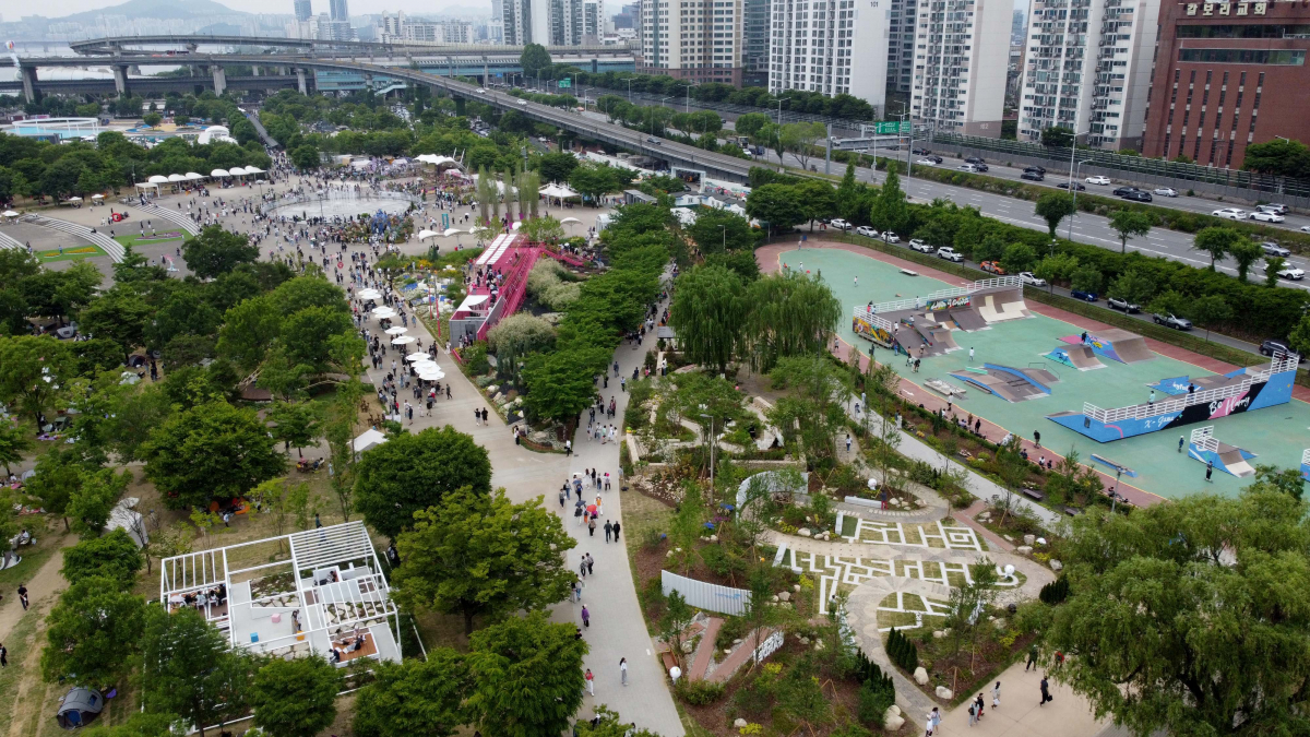 ▲25일 서울 광진구 뚝섬한강공원 일대에서 열린 ‘2024 서울국제정원박람회’를 찾은 시민들이 싱그러운 계절의 정취를 만끽하고 있다. 신태현 기자 holjjak@