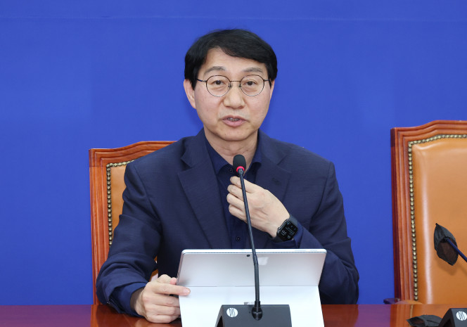 ▲더불어민주당 국회연금개혁특위 간사인 김성주 의원이 23일 오후 국회에서 기자간담회를 열고 연금특위 개최 무산에 대한 민주당의 입장을 설명하고 있다. (연합뉴스)