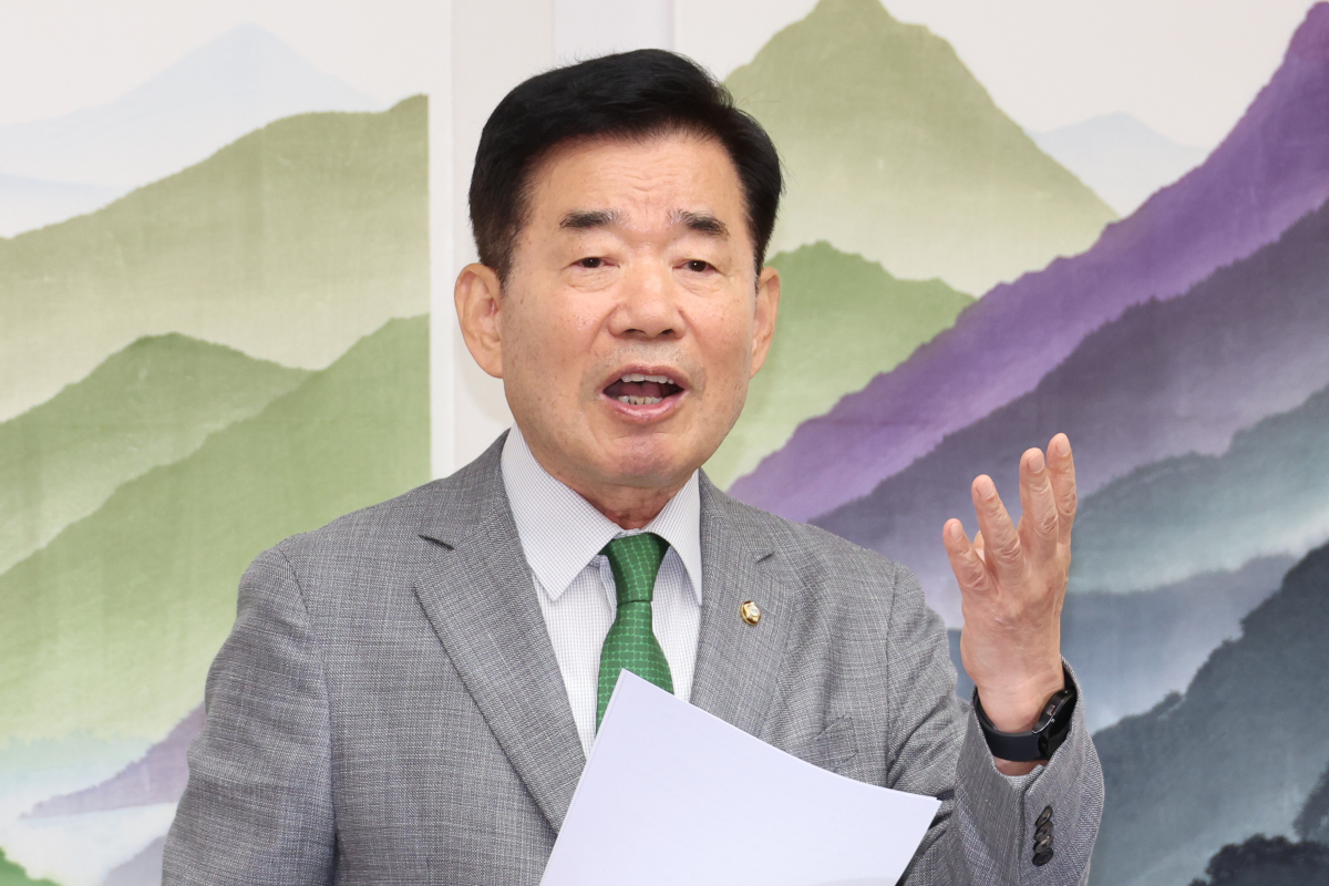 ▲김진표 국회의장이 26일 오전 서울 여의도 국회의장실에서 연금개혁과 관련해 기자간담회를 하고 있다.     김 의장은 "21대 국회에서 모수 개혁을 하고 22대 국회에서 구조개혁을 추진하자"고 제안했다.  (연합뉴스)