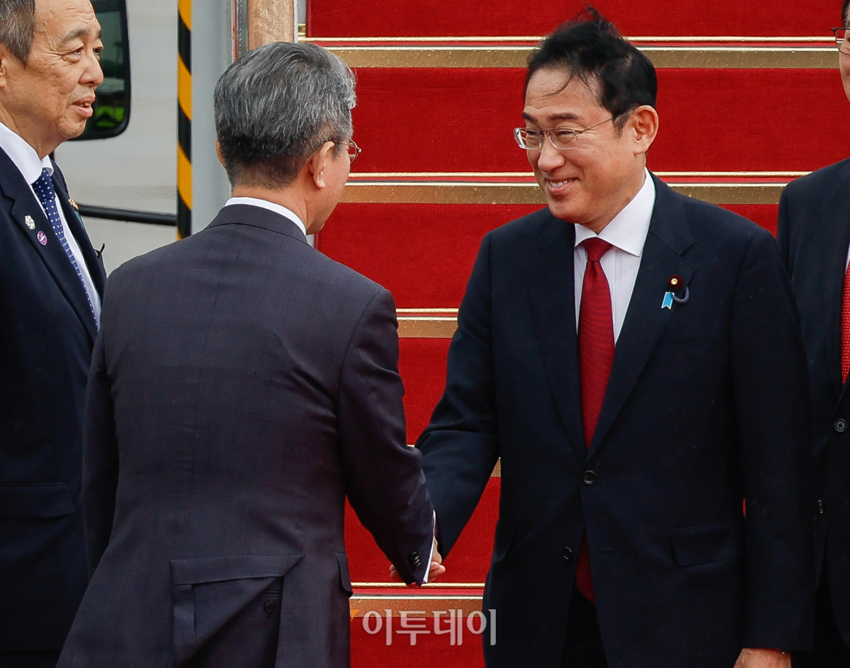 ▲기시다 후미오(오른쪽) 일본 총리가 한·중·일 정상회의를 하루 앞둔 26일 경기 성남시 서울공항에 도착하며 영접 나온 김홍균 외교부 제1차관과 인사를 나누고 있다. 조현호 기자 hyunho@