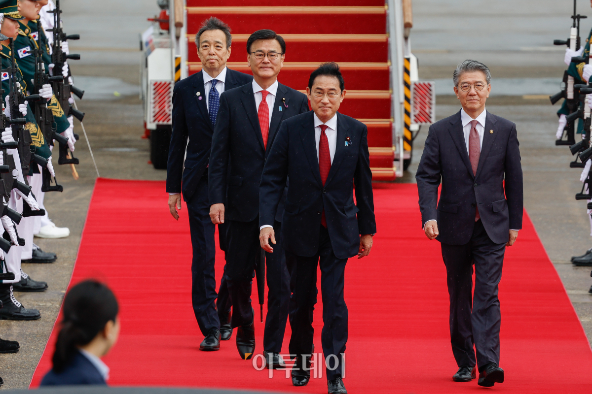 ▲기시다 후미오(앞줄 왼쪽) 일본 총리가 한·중·일 정상회의를 하루 앞둔 26일 경기 성남시 서울공항에 도착하고 있다. 조현호 기자 hyunho@