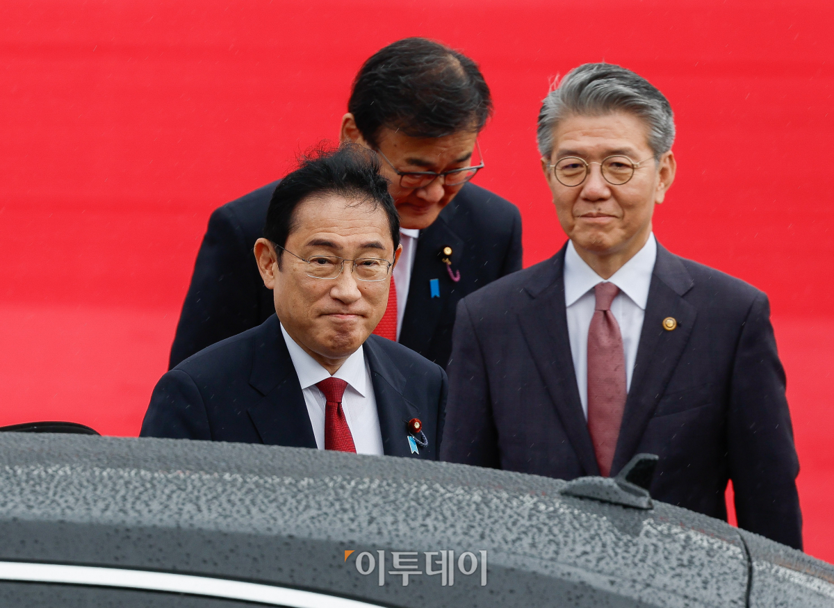 ▲기시다 후미오 일본 총리가 한·중·일 정상회의를 하루 앞둔 26일 경기 성남시 서울공항에 도착하고 있다. 조현호 기자 hyunho@