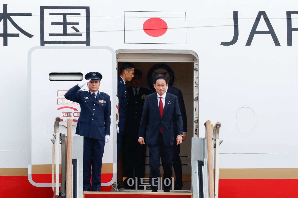 ▲기시다 후미오 일본 총리가 한·중·일 정상회의를 하루 앞둔 26일 경기 성남시 서울공항에 도착하고 있다. 조현호 기자 hyunho@