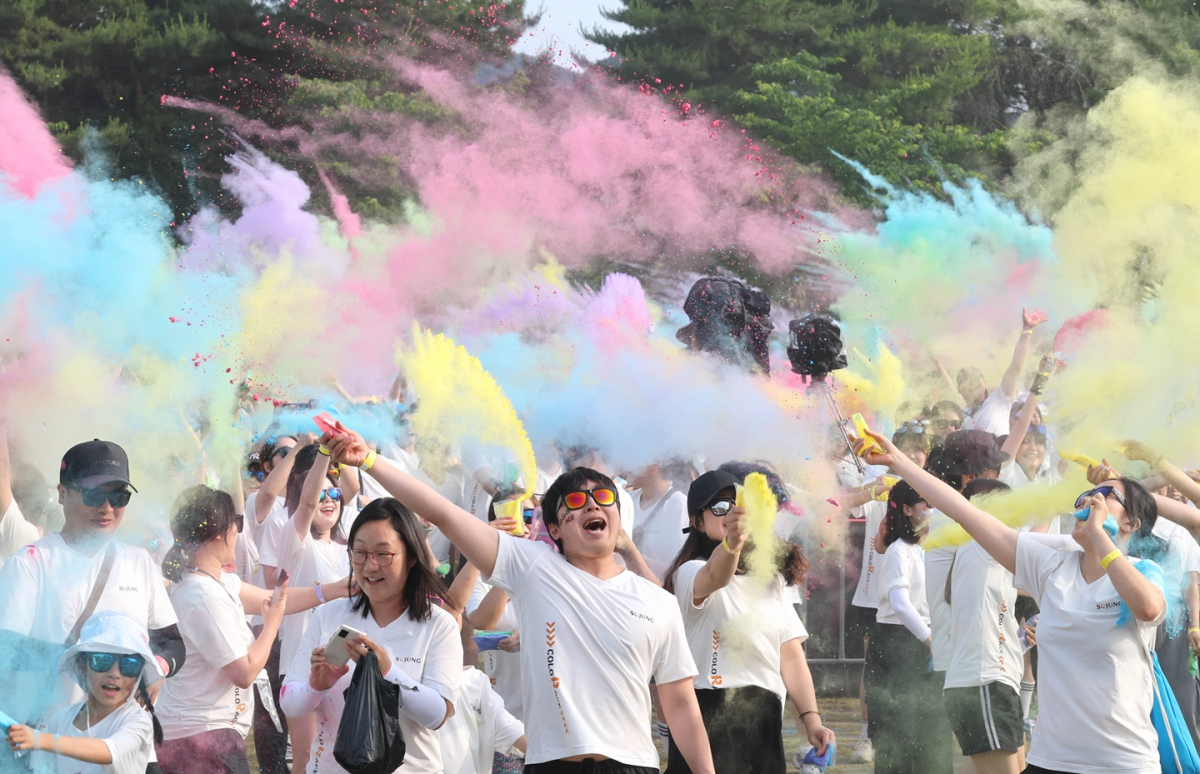 ▲한국마사회 렛츠런파크 부산경남이 25일 개최한 '2024 컬러레이스'에 참석자들이 옥수수 분말로 만든 컬러파우더 사이에서 즐거워하고 있다. (사진제공=한국마사회)