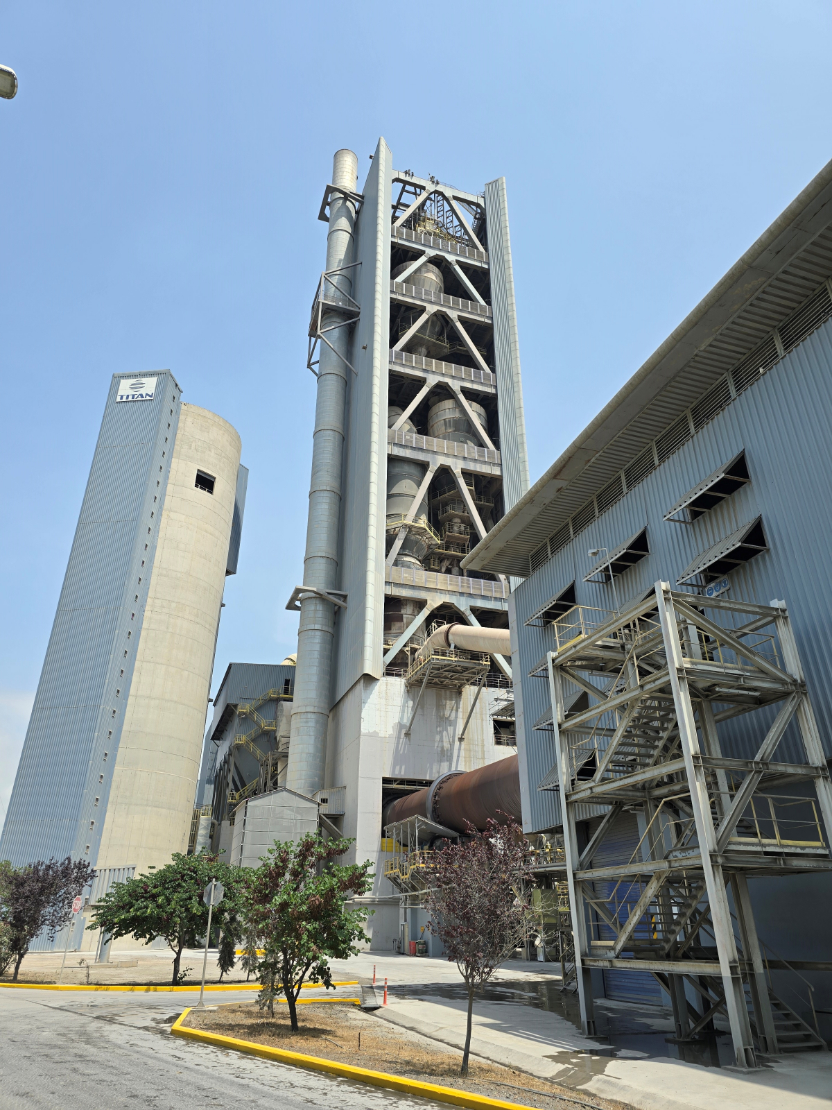 ▲에프카르피아 시멘트 공장의 예열탑이 높게 솟아 있다. 테살로니키(그리스)=정수천 기자 int1000@