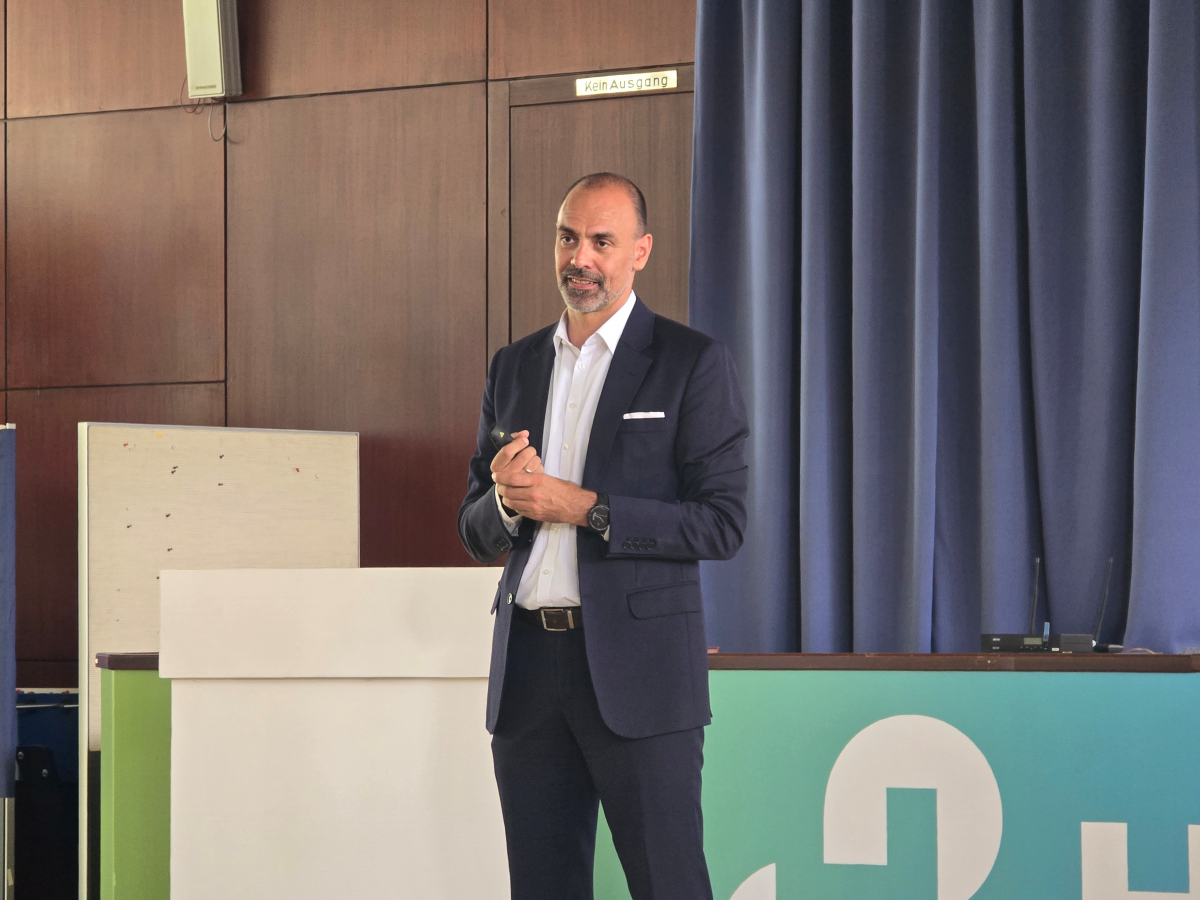 ▲베어트홀트 크렌(Berthold Kren) 홀심 CEO가 매너스도프 공장에 대해 설명하고 있다. 빈(오스트리아)=정수천 기자 int1000@