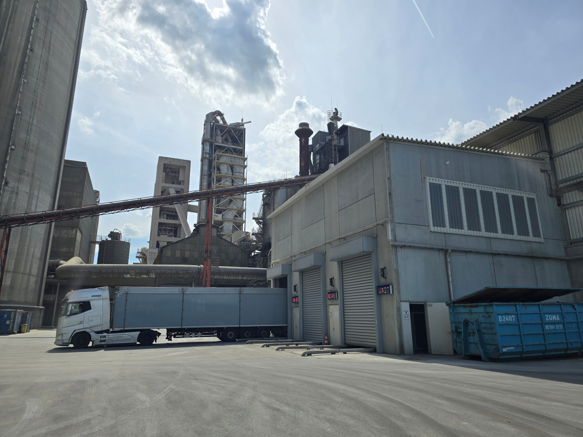 ▲총 4500㎡의 공간에 900톤의 자원 보관이 가능한 매너스도프 공장 자원 보관 시설에 트럭이 드나들고 있다. 빈(오스트리아)=정수천 기자 int1000@