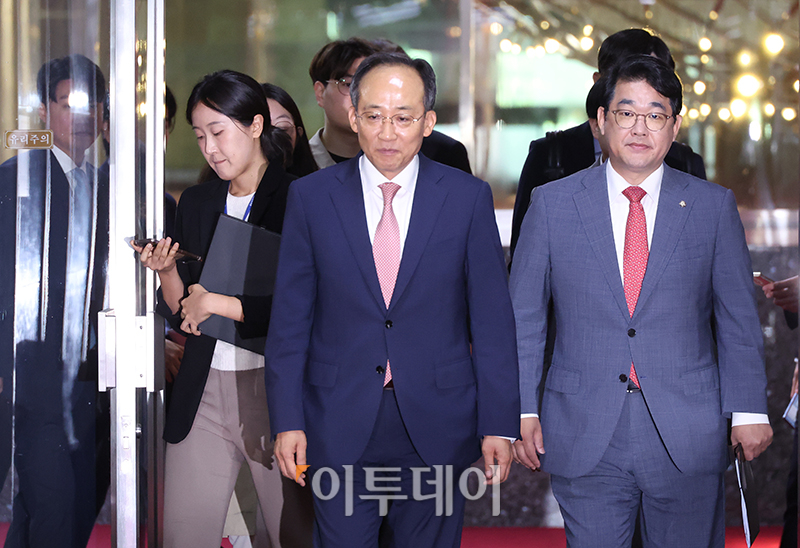 ▲추경호 국민의힘 원내대표가 27일 서울 여의도 국회에서 김진표 국회의장 주재로 열린 여야 원내대표 회동에 참석하고 있다. 이날 회동에서는 본회의 일정과 연금개혁 문제 등을 논의한다. 고이란 기자 photoeran@