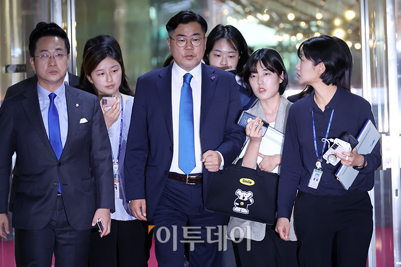 ▲박찬대 더불어민주당 원내대표가 27일 서울 여의도 국회에서 김진표 국회의장 주재로 열린 여야 원내대표 회동에 참석하고 있다. 이날 회동에서는 본회의 일정과 연금개혁 문제 등을 논의한다. 고이란 기자 photoeran@