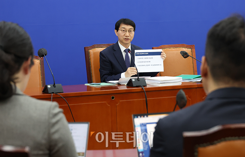 ▲김성주 국회 연금개혁특위 더불어민주당 간사가 27일 서울 여의도 국회에서 21대 국회 임기 내 연금개혁 처리 촉구 기자간담회를 하고 있다. 고이란 기자 photoeran@