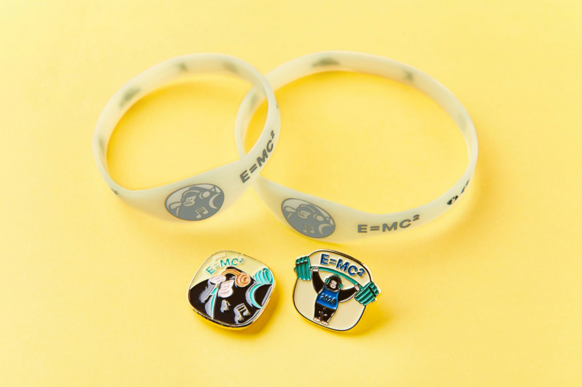 ▲코오롱그룹이 27일 2024년도 코오롱공감 ‘E=MC²’를 발표하고 임직원들에 배지와 팔찌를 배포했다. (사진제공=코오롱그룹)