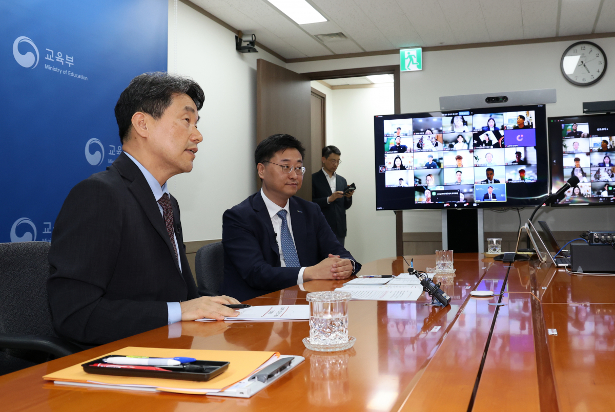 ▲이주호 사회부총리 겸 교육부 장관이 23일 오후 서울 종로구 정부서울청사에서 열린 교실혁명 선도교사 연수 화상 개회식에서 인사말을 하고 있다. (뉴시스)