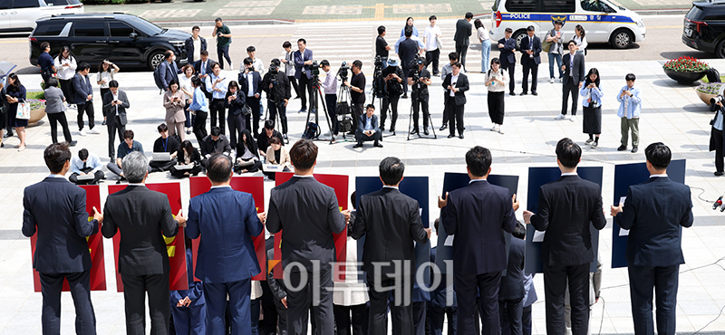 ▲채 상병 특검법 재표결을 앞둔 27일 서울 여의도 국회 본청 앞 계단에서 열린 더불어민주당 초선 당선인, 통신사실확인자료 확보 수사 촉구 기자회견에서 참석자들이 '21대 국회 결자해지' 피켓을 들고 구호를 외치고 있다. 고이란 기자 photoeran@