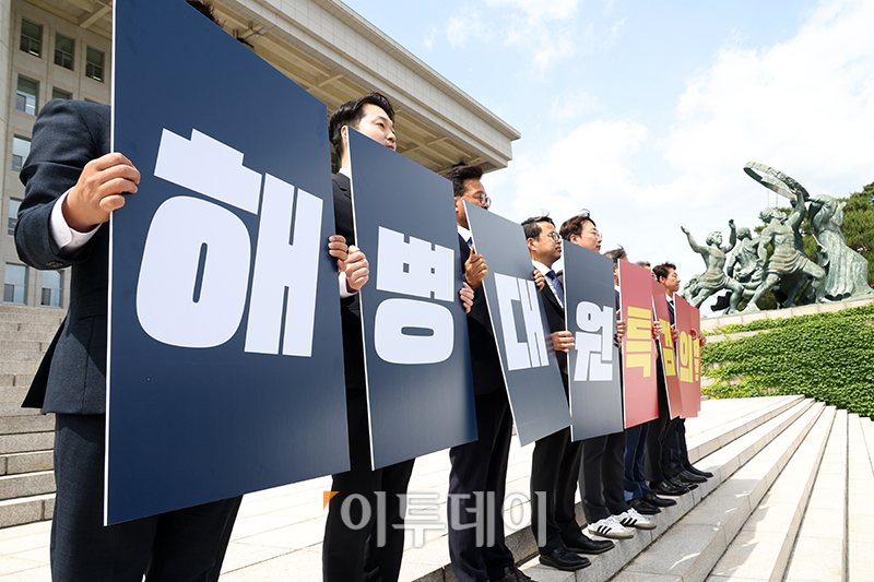 ▲채 상병 특검법 재표결을 앞둔 27일 서울 여의도 국회 본청 앞 계단에서 열린 더불어민주당 초선 당선인, 통신사실확인자료 확보 수사 촉구 기자회견에서 참석자들이 '해병대원 특검의결' 피켓을 들고 구호를 외치고 있다. 고이란 기자 photoeran@