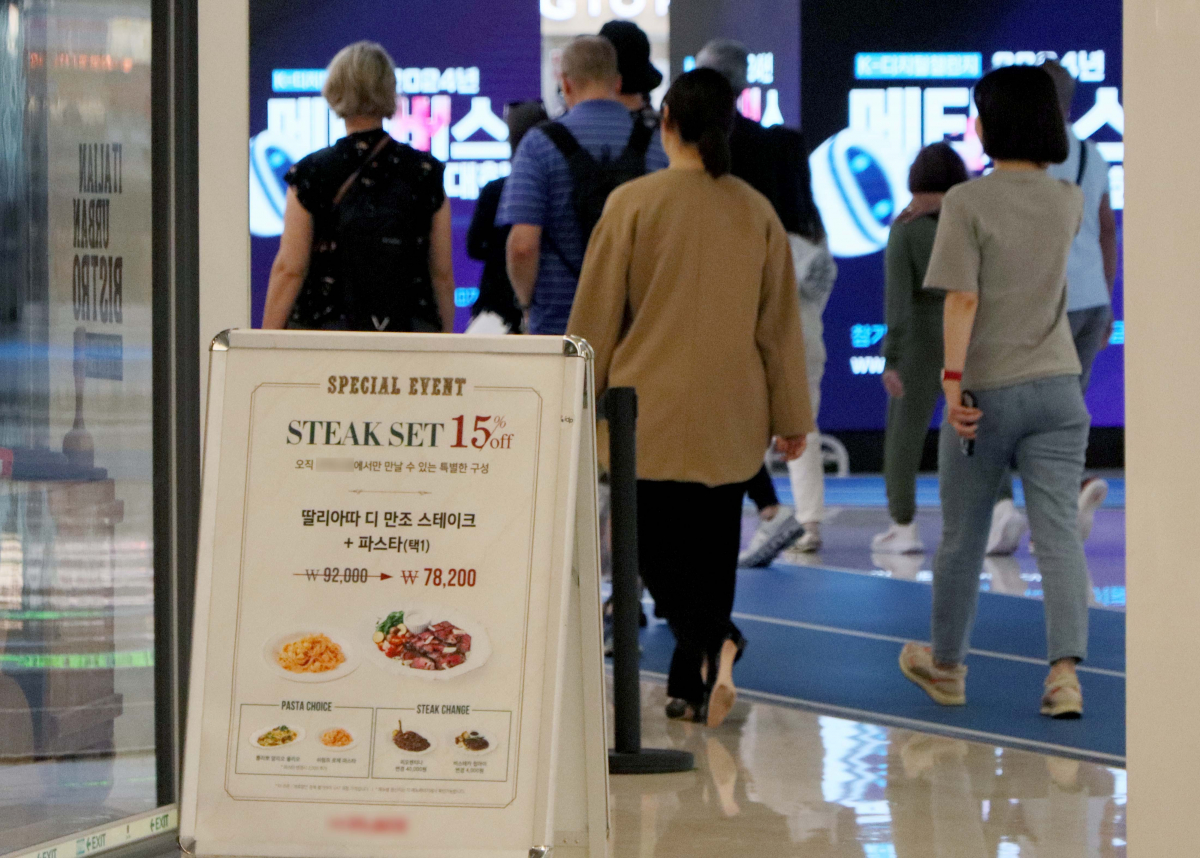 ▲먹거리 물가가 소득보다 크게 오르면서 가계 부담이 지속되고 있다. 27일 통계청 국가통계포털에 따르면 올해 1분기 전체 가구의 가처분소득은 월평균 404만6000원으로 지난해 동기보다 1.4% 늘어나는데 그쳤다. 이에 비해 1분기 외식 물가는 3.8% 올라 가처분 소득 증가율의 2.8배를 기록했다. 가공식품도 1.6배인 2.2%가 올랐다. 이런 현상은 2022년 3분기부터 7개 분기째 이어지고 있다. 품목별로 보면 외식은 햄버거가 6.4%로 가장 많이 올랐고, 가공식품중엔 설탕과 소금이 20% 대로 크게 상승했다. 이날 서울의 한 쇼핑몰에 외식 메뉴판이 게시돼 있다. 신태현 기자 holjjak@