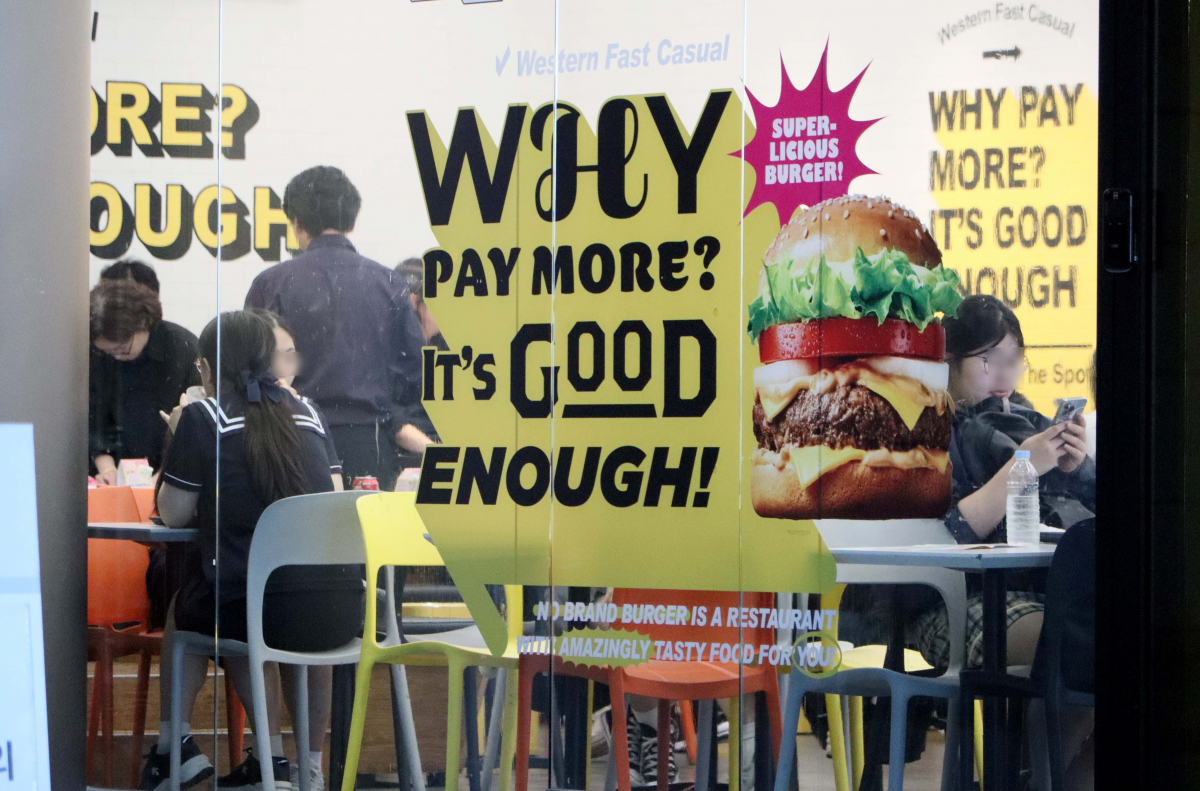 ▲먹거리 물가가 소득보다 크게 오르면서 가계 부담이 지속되고 있다. 27일 통계청 국가통계포털에 따르면 올해 1분기 전체 가구의 가처분소득은 월평균 404만6000원으로 지난해 동기보다 1.4% 늘어나는데 그쳤다. 이에 비해 1분기 외식 물가는 3.8% 올라 가처분 소득 증가율의 2.8배를 기록했다. 가공식품도 1.6배인 2.2%가 올랐다. 이런 현상은 2022년 3분기부터 7개 분기째 이어지고 있다. 품목별로 보면 외식은 햄버거가 6.4%로 가장 많이 올랐고, 가공식품중엔 설탕과 소금이 20% 대로 크게 상승했다. 이날 서울의 한 햄버거 프랜차이즈에서 시민들이 식사를 하고 있다. 신태현 기자 holjjak@