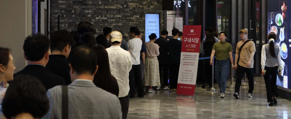 ▲먹거리 물가가 소득보다 크게 오르면서 가계 부담이 지속되고 있다. 27일 통계청 국가통계포털에 따르면 올해 1분기 전체 가구의 가처분소득은 월평균 404만6000원으로 지난해 동기보다 1.4% 늘어나는데 그쳤다. 이에 비해 1분기 외식 물가는 3.8% 올라 가처분 소득 증가율의 2.8배를 기록했다. 가공식품도 1.6배인 2.2%가 올랐다. 이런 현상은 2022년 3분기부터 7개 분기째 이어지고 있다. 품목별로 보면 외식은 햄버거가 6.4%로 가장 많이 올랐고, 가공식품중엔 설탕과 소금이 20% 대로 크게 상승했다. 이날 서울의 한 구내식당 앞이 저렴하게 끼니를 해결하려는 시민들로 붐비고 있다. 신태현 기자 holjjak@