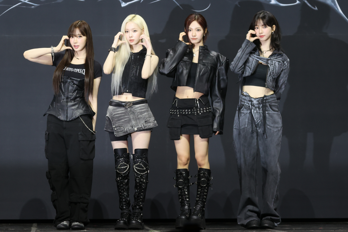 ▲그룹 에스파가 27일 오후 서울 용산구 한남동 블루스퀘어에서 열린 첫 정규 앨범 'Armageddon'(아마겟돈) 발매 기념 쇼케이스에서 포즈를 취하고 있다. (연합뉴스)