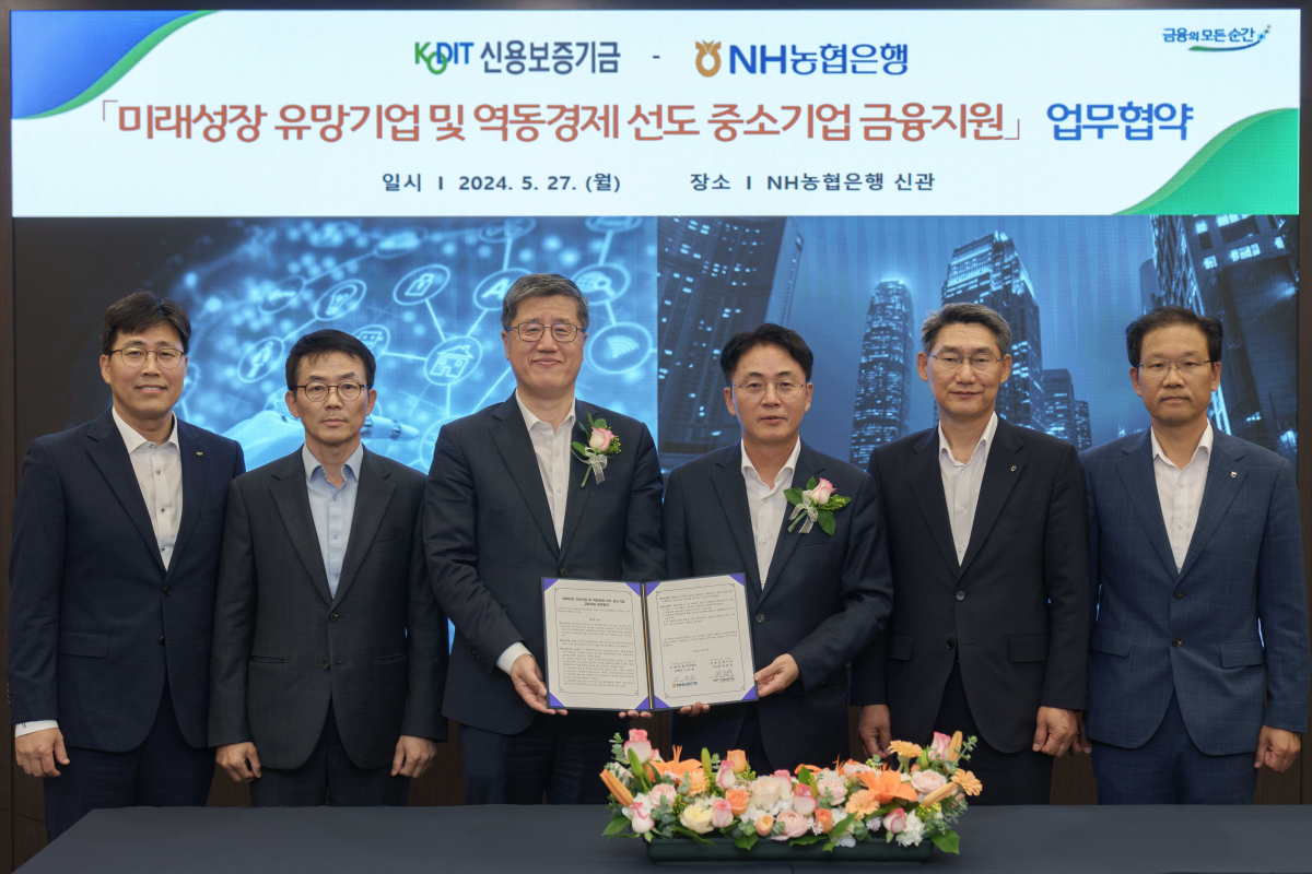 ▲27일 열린 협약식에서 (사진 왼쪽부터)정현호 신용보증부장, 윤정인 정책자문관, 최원목 이사장, 이석용 농협은행장, 최영식 기업금융부문 부행장, 박재명 중소기업고객부장이 기념사진촬영을 하고 있다. 

